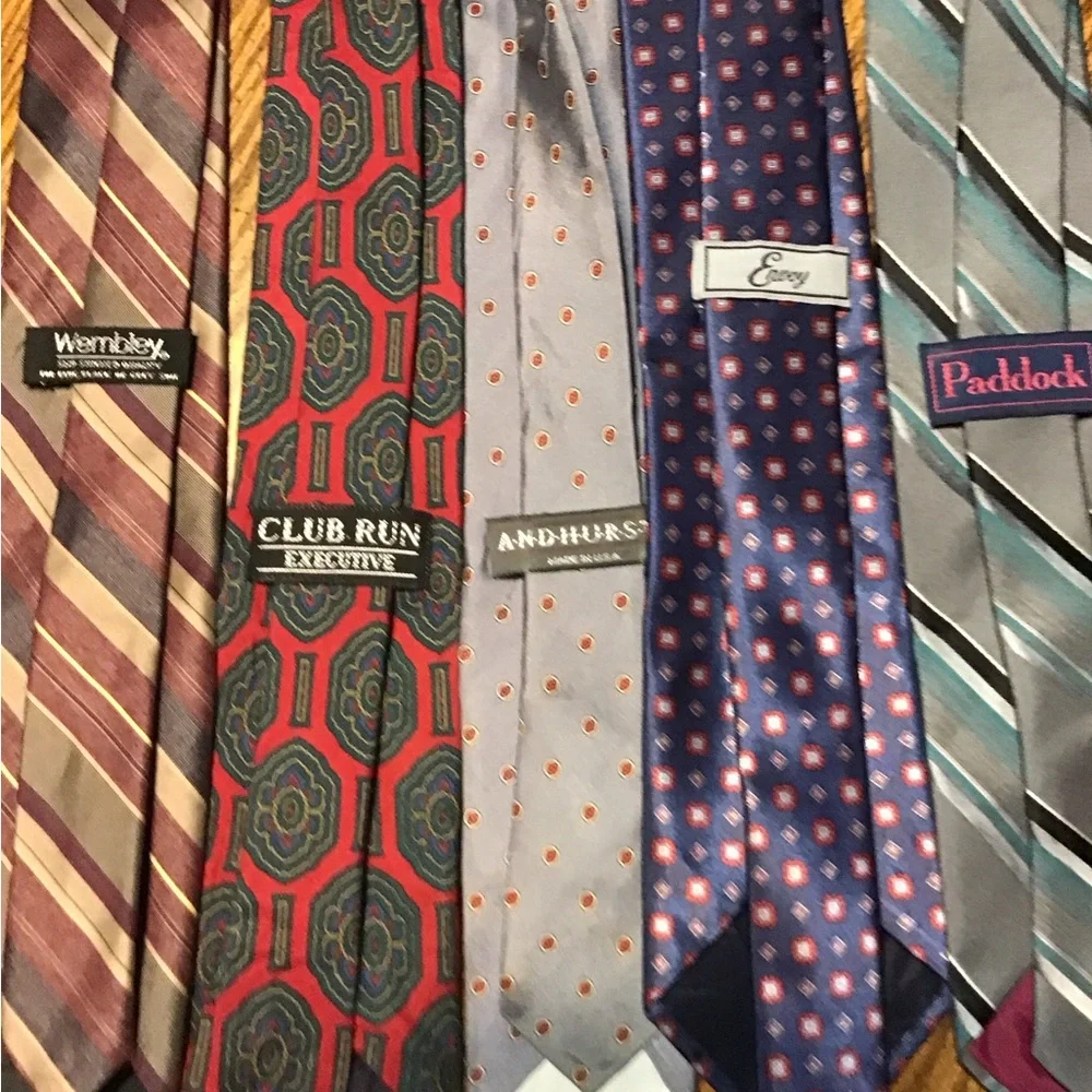 Up for sale is a total of 10 men’s neckties J6